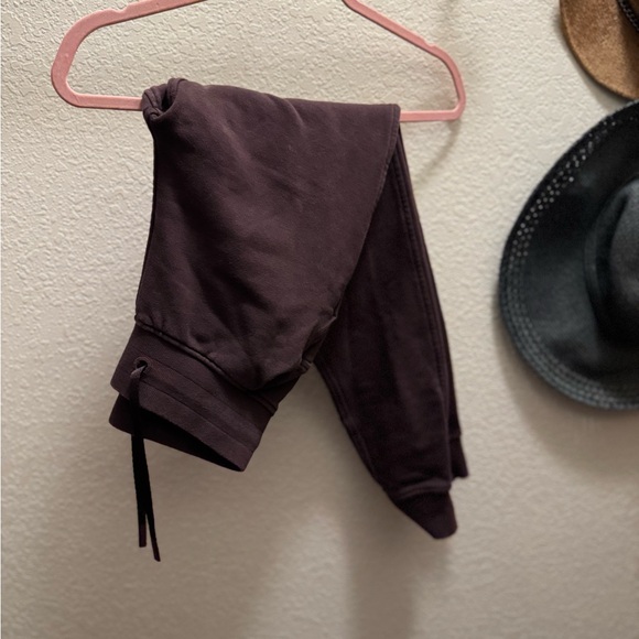 Lululemon Scuba Joggers - Picture 2 of 8